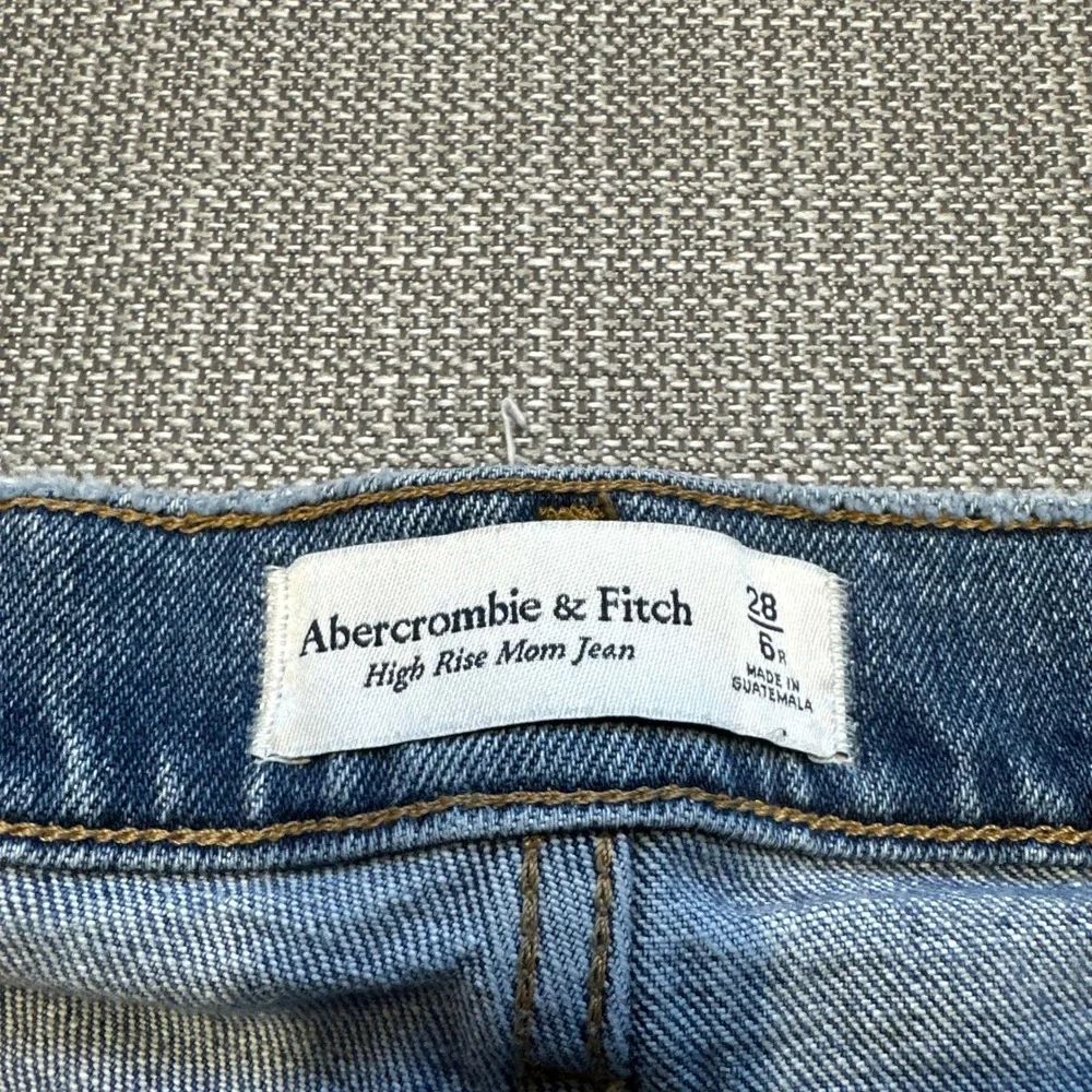 Abercrombie Fitch High Rise Mom Jeans Size 28 Distressed Blue Denim‎ Frayed
